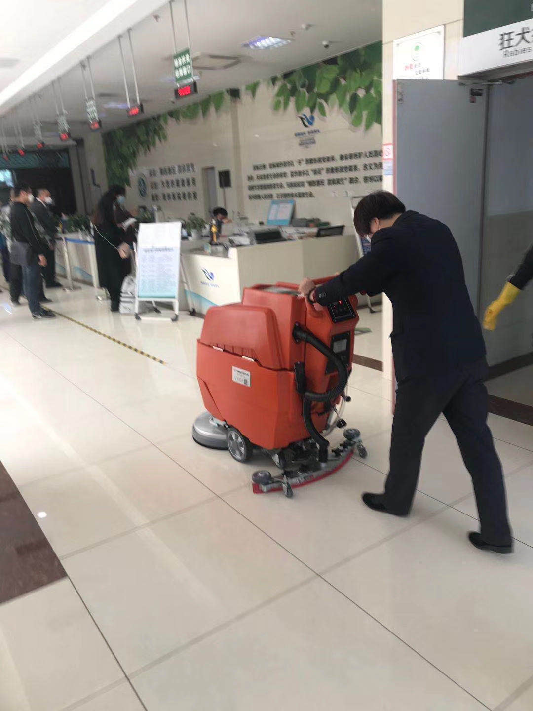 企业怎么选择一款好用的洗地机呢？